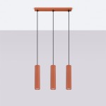 Lampa wisząca Karbon 3 z trzema lampami GU10 w kolorze ochry czerwona, z cylindrycznymi kloszami o żebrowanej fakturze, zawieszona na czarnych przewodach. Montaż sufitowy, w minimalistycznym stylu, na jasnym tle.