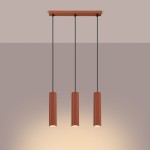 Lampa wisząca Karbon 3, ochra czerwona, z trzema cylindrycznymi kloszami z rowkami, zawieszona na czarnych linkach. Montaż sufitowy, subtelne oświetlenie w tle. Idealna do nowoczesnych wnętrz.