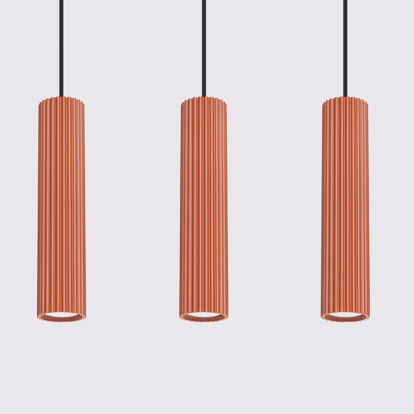Lampa wisząca Karbon 3, w kolorze ochra czerwona, składająca się z trzech cylindrycznych kloszy z pionowymi żłobieniami. Klosze zawieszone na czarnych przewodach, w frontalnym ujęciu na jasnym tle. Idealna do nowoczesnych wnętrz.