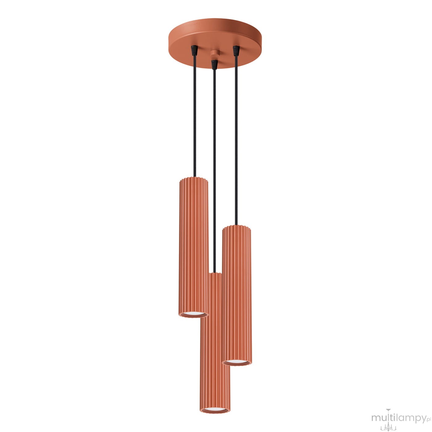 Lampa wisząca Karbon 3P w kolorze ochra czerwona, z trzema cylindrycznymi kloszami z rowkowaną fakturą, zawieszona na czarnych linkach. U góry okrągła podsufitka w tym samym kolorze. Idealna do nowoczesnych wnętrz.