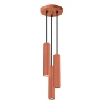 Lampa wisząca Karbon 3P w kolorze ochra czerwona, z trzema cylindrycznymi kloszami z rowkowaną fakturą, zawieszona na czarnych linkach. U góry okrągła podsufitka w tym samym kolorze. Idealna do nowoczesnych wnętrz.