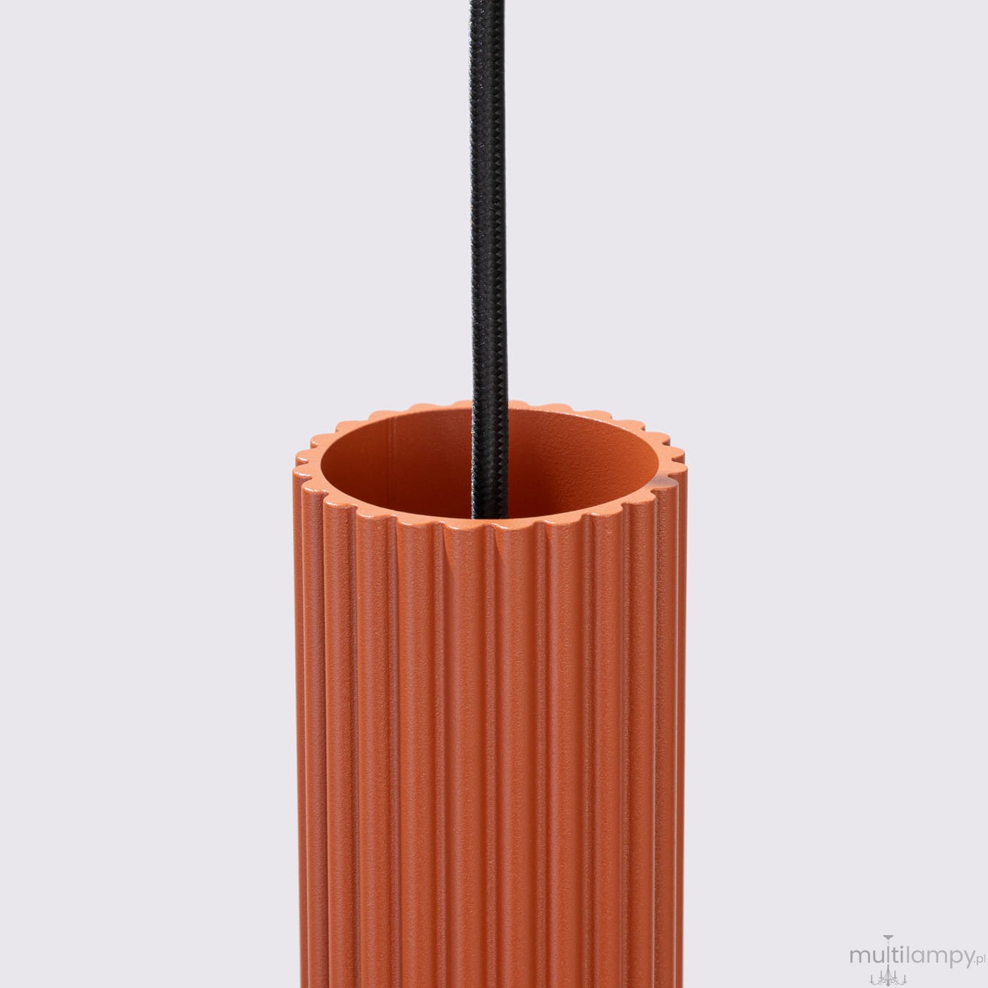 Lampa wisząca Karbon 3P w kolorze ochra czerwona, z cylindrycznym, żebrowanym kloszem i czarnym kablem. Widok z góry, ukazujący otwór na trzy źródła światła GU10.