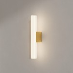 Kinkiet Linea H45 w kolorze złotym z jedną diodą LED 8W. Prosty, prostokątny kształt z przezroczystą, prążkowaną obudową, zamontowany na ścianie. Emituje ciepłe światło, idealny do nowoczesnych wnętrz.