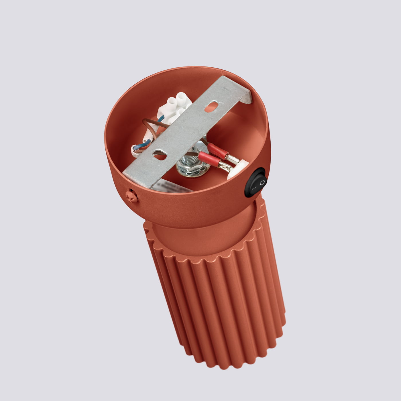 Karbon kinkiet z włącznikiem 1xGU10 w kolorze czerwonawym, z cylindrycznym korpusem z rowkami. Widoczna konstrukcja z przewodami i metalowym uchwytem wewnątrz. Produkt prezentowany z góry, w pozycji stojącej.