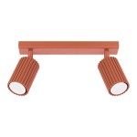 Lampa sufitowa Karbon w kolorze czerwoną ochra z dwoma reflektorami typu GU10. Ułożona poziomo, z teksturowanymi obudowami lamp. Wymiary i szczegóły konstrukcyjne nie są widoczne. Tło proste, białe.