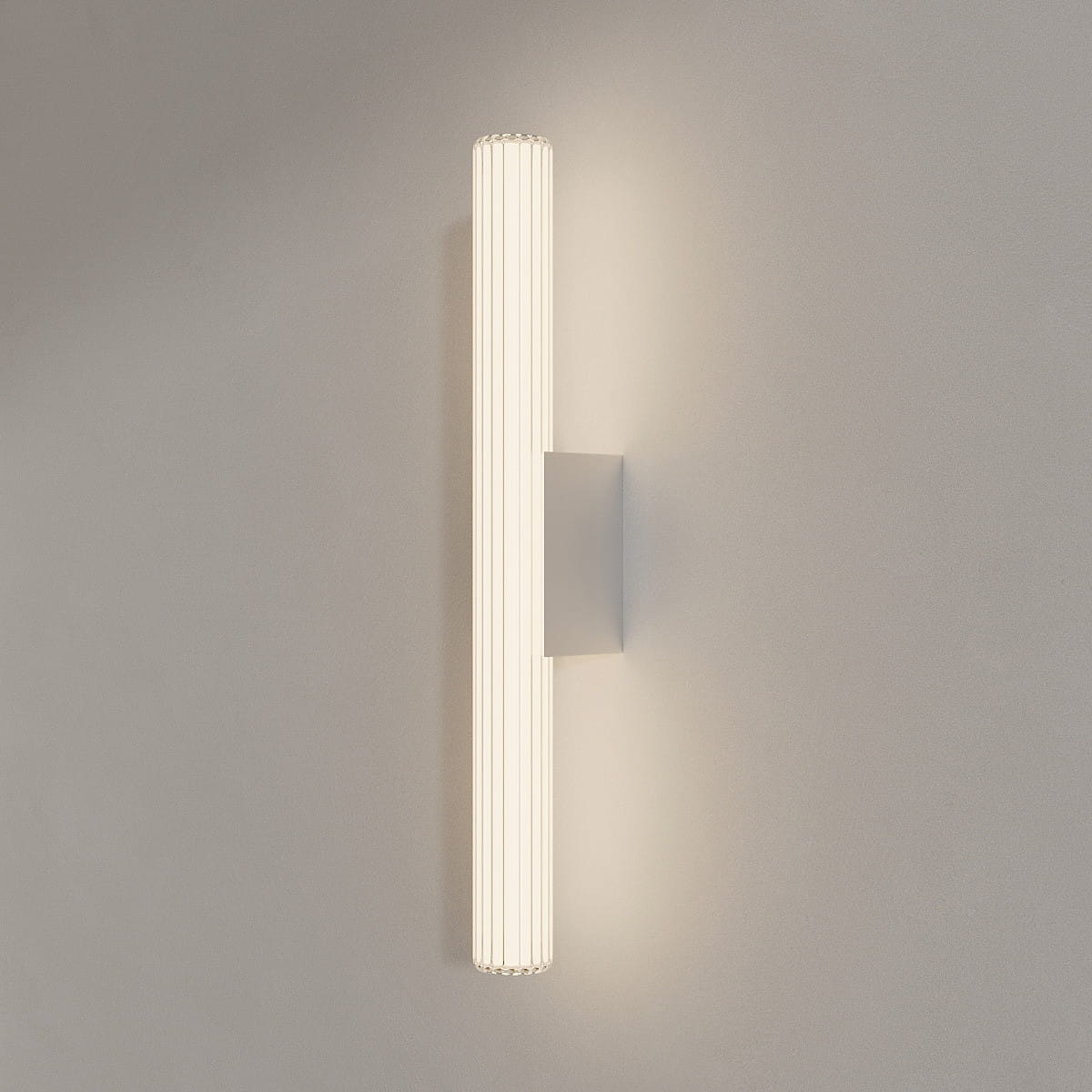 Kinkiet Linea H61 w kolorze chromu, z jedną diodą LED 12W, o prostokątnym kształcie i żebrowanej powierzchni. Zamontowany na ścianie, emituje miękkie światło, idealny do nowoczesnych wnętrz. Wodoodporny, klasa IP44.