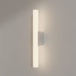Kinkiet Linea H61 w kolorze chromu, z jedną diodą LED 12W, o prostokątnym kształcie i żebrowanej powierzchni. Zamontowany na ścianie, emituje miękkie światło, idealny do nowoczesnych wnętrz. Wodoodporny, klasa IP44.
