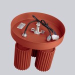 Lampa sufitowa Karbon w kolorze ochra czerwona, z trzema gniazdami GU10, z metalową podstawą i dwoma cylindrycznymi, żłobionymi elementami. Widok z góry, ukazujący przewody elektryczne oraz mocowanie.