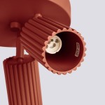 Lampa sufitowa Karbon w kolorze ochra czerwona z trzema uchwytami GU10. Widoczne żłobienia na oprawach oraz miejsce na żarówki. Ujęcie z góry, skupione na detalach mocowania i fakturze materiału.