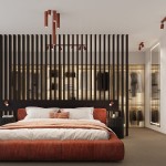 Lampa sufitowa Karbon w kolorze czerwoną, z trzema punktami świetlnymi GU10, zamontowana na tle czarnej ścianki z poziomymi listwami. Oświetlenie w aranżacji sypialni, w której widoczna jest łóżko z pościelą oraz szafa z ubraniami.