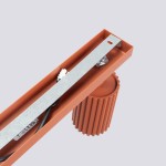 Lampa sufitowa Karbon L w kolorze ochra czerwona, z miejscem na cztery żarówki GU10. Ujęcie z góry, z widoczną metalową listwą montażową oraz dekoracyjnym, żebrowanym elementem. Prosta konstrukcja, idealna do nowoczesnych wnętrz.