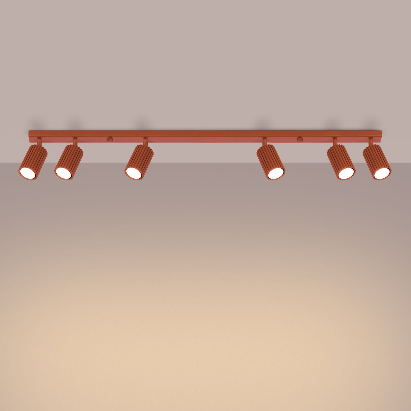 Lampa sufitowa Karbon w kolorze ochra czerwona, z sześcioma regulowanymi reflektorami GU10. Montaż na ścianie, prosta konstrukcja z widocznymi żłobieniami na obudowie reflektorów. Ujęcie z góry, na jednolitym tle.