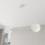 Biała lampa wisząca Xotic z dwoma oprawami E27, z okrągłymi kloszami z metalowymi wzorami. Zawieszona na cienkich linkach, montowana do sufitu. Prosta forma w nowoczesnym stylu, idealna do różnych wnętrz.