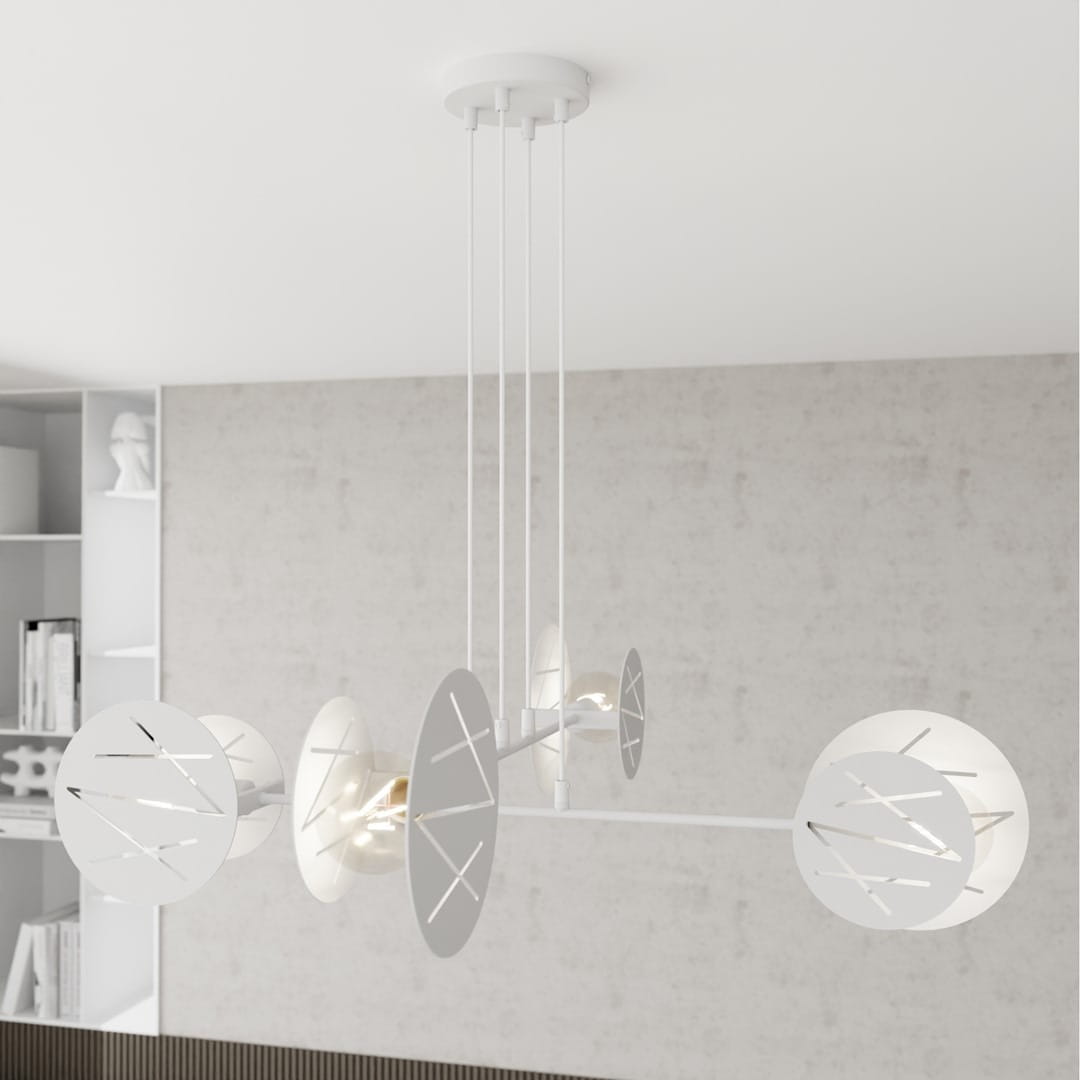 Lampa wisząca Xotic 4xE27 w kolorze białym, z czterema okrągłymi kloszami w różnych odcieniach bieli i szarości. Utrzymana w nowoczesnym stylu, zawieszona na białych linkach. Klosze mają geometryczne wzory, co dodaje elegancji.