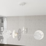 Lampa wisząca Xotic 4xE27 w kolorze białym, z czterema okrągłymi kloszami w różnych odcieniach bieli i szarości. Utrzymana w nowoczesnym stylu, zawieszona na białych linkach. Klosze mają geometryczne wzory, co dodaje elegancji.
