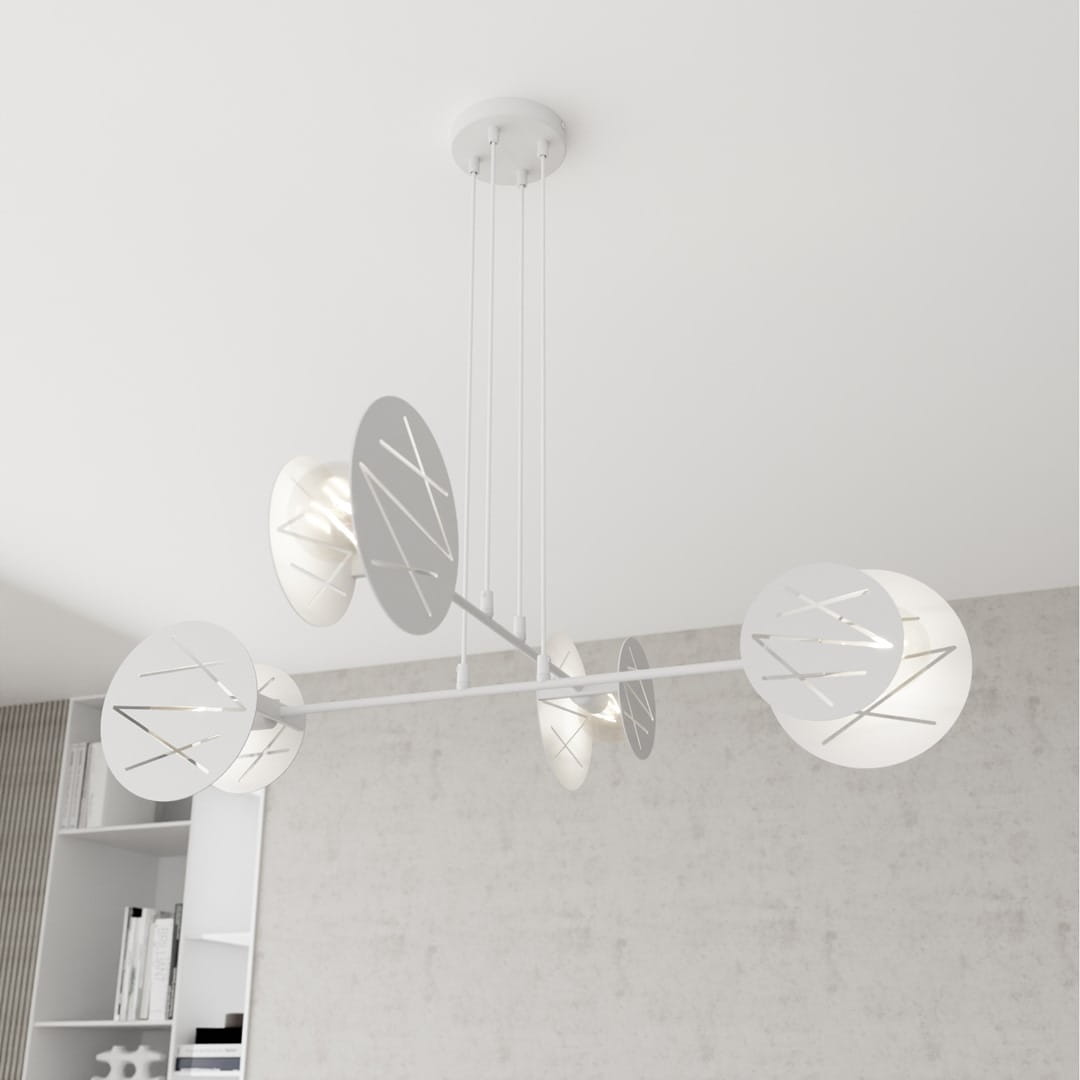 Lampa wisząca Xotic 4xE27 w kolorze białym, z okrągłymi kloszami o wzorze w formie linii. Ułożona poziomo na trzech cienkich linkach, zawieszona na okrągłej podstawie. Tło w neutralnym odcieniu, co podkreśla nowoczesny design lampy.