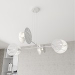 Lampa wisząca Xotic 4xE27 w kolorze białym, z okrągłymi kloszami o wzorze w formie linii. Ułożona poziomo na trzech cienkich linkach, zawieszona na okrągłej podstawie. Tło w neutralnym odcieniu, co podkreśla nowoczesny design lampy.