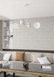 Lampa wisząca Xotic 4xE27 w białym kolorze, z metalowymi, okrągłymi kloszami ozdobionymi liśćmi. Zawieszona na cienkich linkach, umieszczona w nowoczesnym wnętrzu z sofą i stolikiem. Tło w jasnym odcieniu.