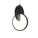 Czarna lampa wisząca Circlo z jedną diodą LED o mocy 8W. Okrągły klosz z białym, mlecznym szkłem, zawieszony na cienkim przewodzie. Wysoka estetyka, minimalistyczny design, idealna do nowoczesnych wnętrz.