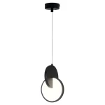 Lampa wisząca Circlo w kolorze czarnym, z jednym źródłem światła LED o mocy 8W. Okrągły klosz z białym wnętrzem zawieszony na cienkim przewodzie, montowany do sufitu. Nowoczesny design z półokrągłym elementem dekoracyjnym.