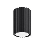 Lampa sufitowa Karbon 10, czarna, z jedną oprawą GU10. Owalny kształt z wyraźnymi żłobieniami na powierzchni, biała osłona na dole. Ujęcie frontalne, pokazujące detal i fakturę lampy, umieszczona w pionie.