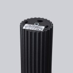 Lampa sufitowa Karbon 10 l, czarna, z mocowaniem na 1 żarówkę GU10. Widok z góry na cylindryczną podstawę z rowkowaną teksturą, z widocznymi otworami montażowymi i etykietą z danymi technicznymi. Tło w odcieniu szarości.