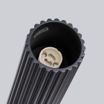Czarna lampa sufitowa Karbon 10 l z oprawą na żarówkę GU10. Widoczna faktura w formie żłobień na cylindrycznej obudowie oraz ceramiczny gwint w jasnym kolorze. Zdjęcie zbliżeniowe na górną część lampy.