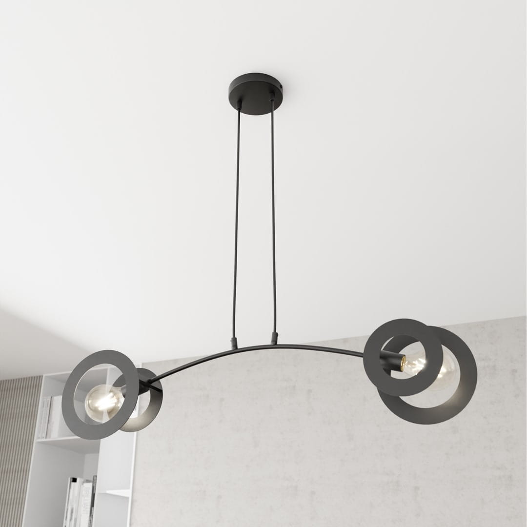 Lampa wisząca Euforia w kolorze czarnym, z dwoma oprawami E27. Posiada zaokrągloną metalową konstrukcję z trzema okrągłymi elementami, zawieszona na dwóch linkach. Ujęcie z dołu, na jasnym tle.