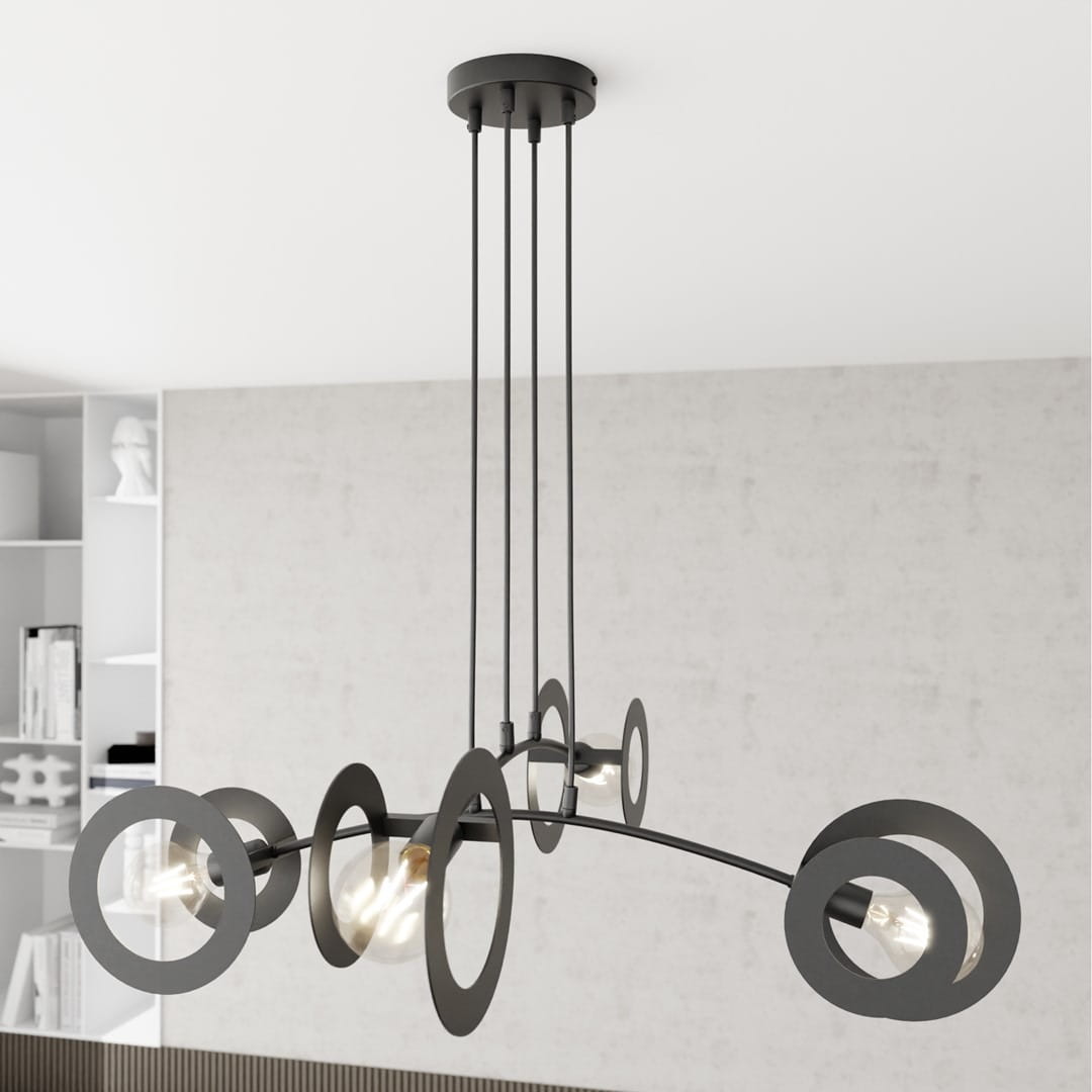 Lampa wisząca Euforia w kolorze czarnym, z czterema oprawami E27. Posiada metalową konstrukcję z okrągłymi elementami dekoracyjnymi, zawieszona na trzech cienkich linkach. Ujęcie z góry, pokazujące detale i nowoczesny design.