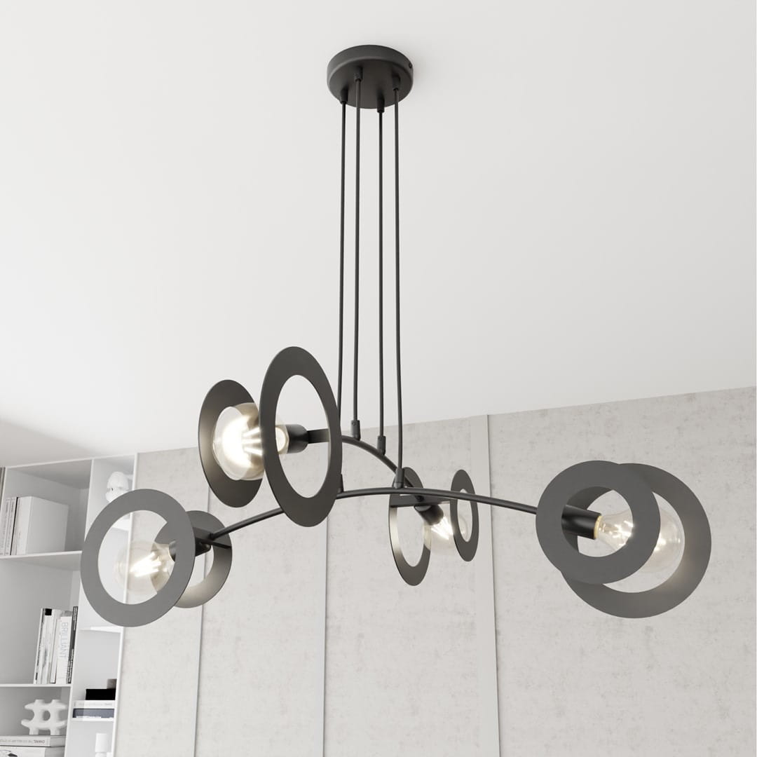Lampa wisząca Euforia w kolorze czarnym, z czterema oprawami E27. Posiada nowoczesny design z okrągłymi elementami, zawieszona na trzech linkach. Tło jasne, minimalistyczne, podkreślające elegancję lampy.