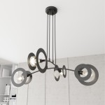 Lampa wisząca Euforia w kolorze czarnym, z czterema oprawami E27. Posiada nowoczesny design z okrągłymi elementami, zawieszona na trzech linkach. Tło jasne, minimalistyczne, podkreślające elegancję lampy.