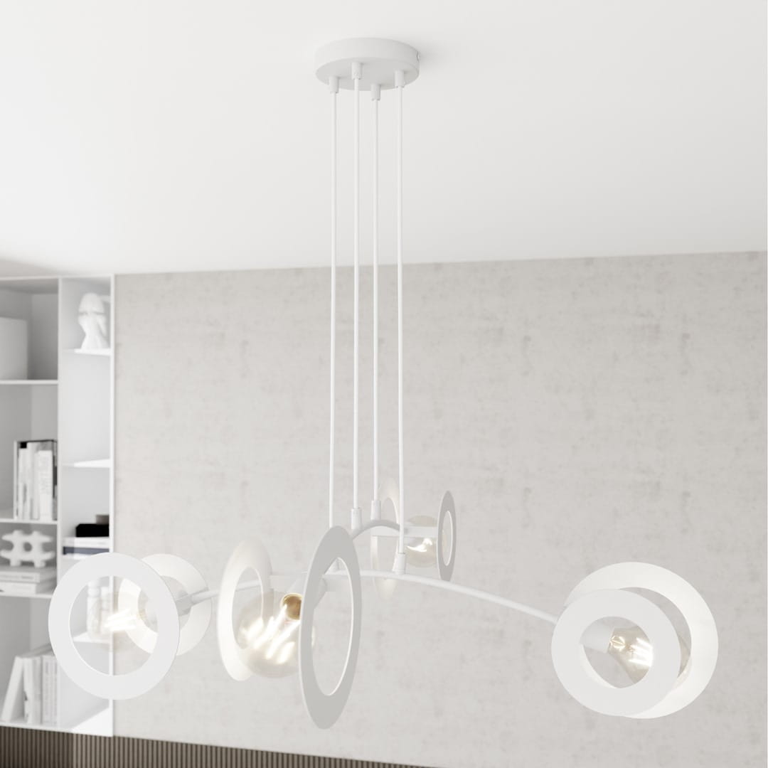 Lampa wisząca Euforia z czterema oprawami E27 w kolorze białym. Ma nowoczesny design z okrągłymi elementami. Powieszona na długich kablach, z minimalistycznym, prostym kloszem. Tło w neutralnym odcieniu szarości.