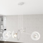 Lampa wisząca Euforia z czterema oprawami E27 w kolorze białym. Ma nowoczesny design z okrągłymi elementami. Powieszona na długich kablach, z minimalistycznym, prostym kloszem. Tło w neutralnym odcieniu szarości.