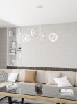Lampa wisząca Euforia w kolorze białym, z czterema oprawami E27, zawieszona na cienkich linkach. Kształt okręgów wokół żarówek. Widoczna w nowoczesnym wnętrzu z sofą i stolikiem. Tło jasne, minimalistyczne, podkreślające elegancję lampy.