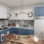 Lampa wisząca Skiva z dwoma oprawami E27, w kolorze czarnym z jasnym drewnem. Ujęcie z góry, zawieszona nad drewnianym stołem w kuchni, z nowoczesnym wzorem kafelek w tle. Widać dwa okrągłe klosze z metalowymi detalami.