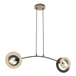 Lampa wisząca Skiva z dwoma miejscami na żarówki E27. Czarne metalowe ramiona z jasnymi drewnianymi okręgami. Zawieszona na dwóch linkach, z okrągłym, drewnianym mocowaniem sufitowym. Nowoczesny design na jasnym tle.
