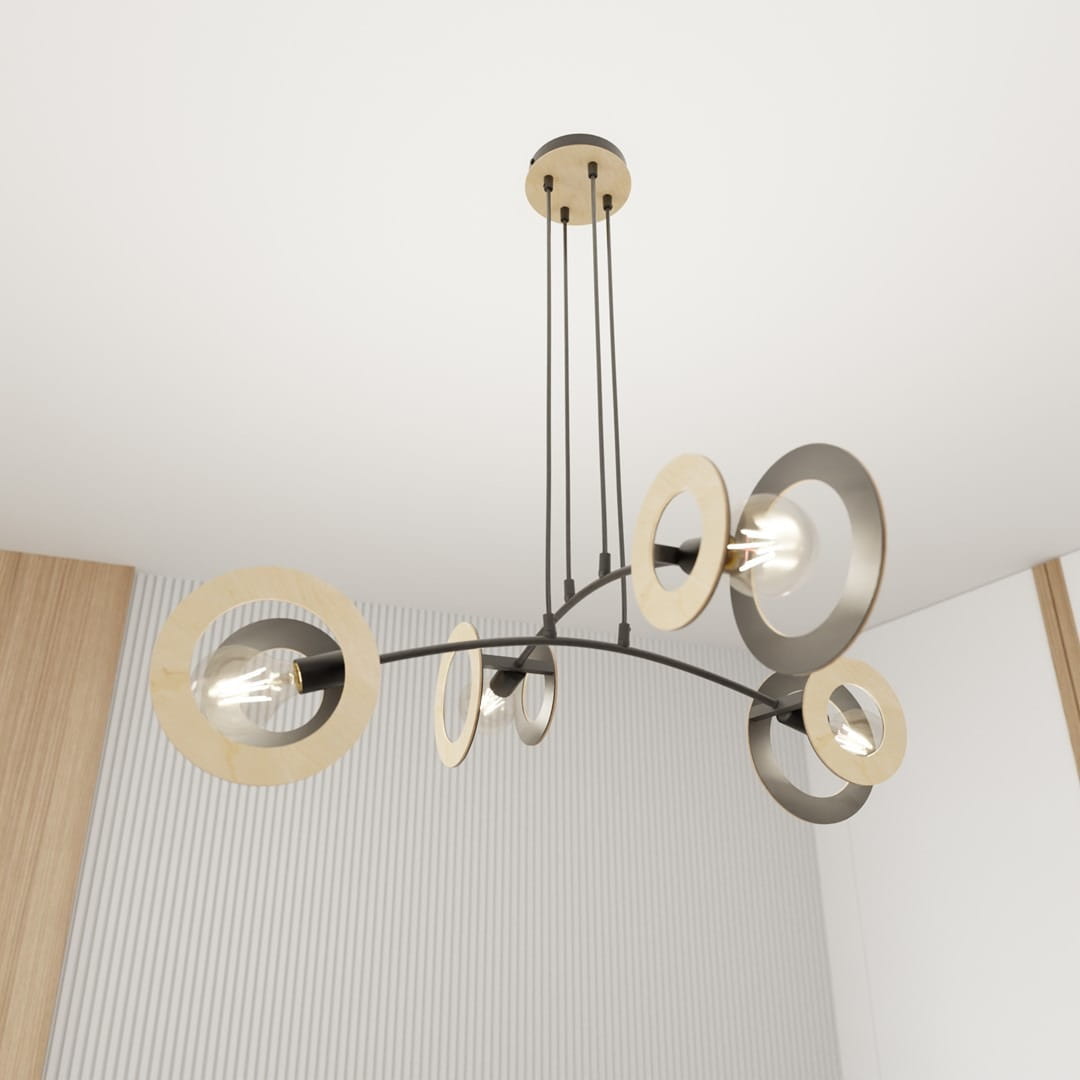 Lampa wisząca Skiva z czarnymi metalowymi elementami i jasnymi drewnianymi okręgami, zawieszona na trzech linkach. Wykonana w nowoczesnym stylu, z czterema oprawkami E27, prezentuje unikalny design w minimalistycznym wnętrzu.