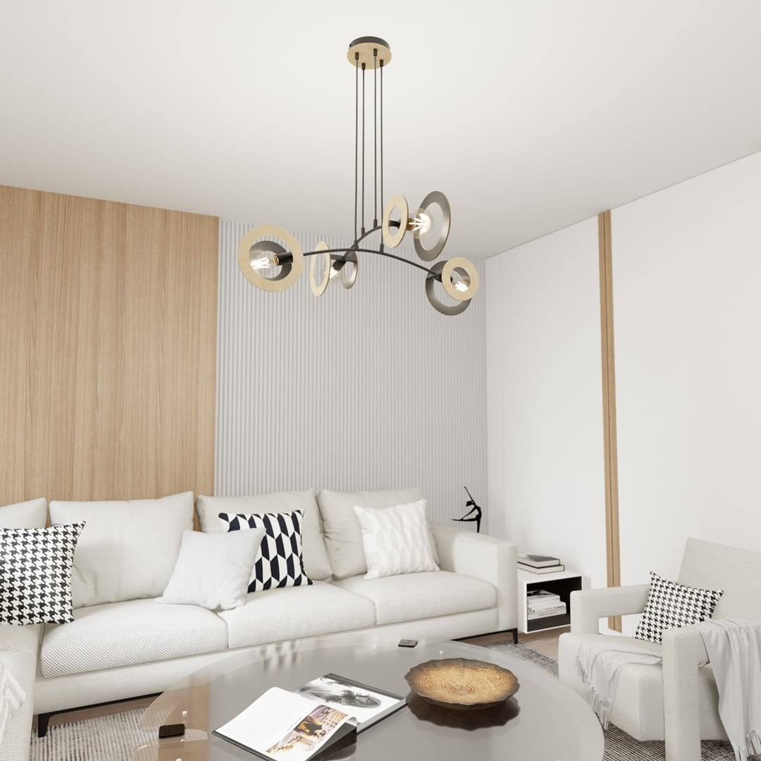 Lampa wisząca Skiva 4xE27 w kolorze czarnym z jasnym drewnem, złożona z kilku okrągłych kloszy. Zawieszona na długich, czarnych linkach, prezentuje nowoczesny design. Otoczenie: jasny salon z kanapą i stolikiem kawowym.