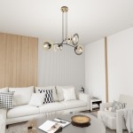 Lampa wisząca Skiva 4xE27 w kolorze czarnym z jasnym drewnem, złożona z kilku okrągłych kloszy. Zawieszona na długich, czarnych linkach, prezentuje nowoczesny design. Otoczenie: jasny salon z kanapą i stolikiem kawowym.