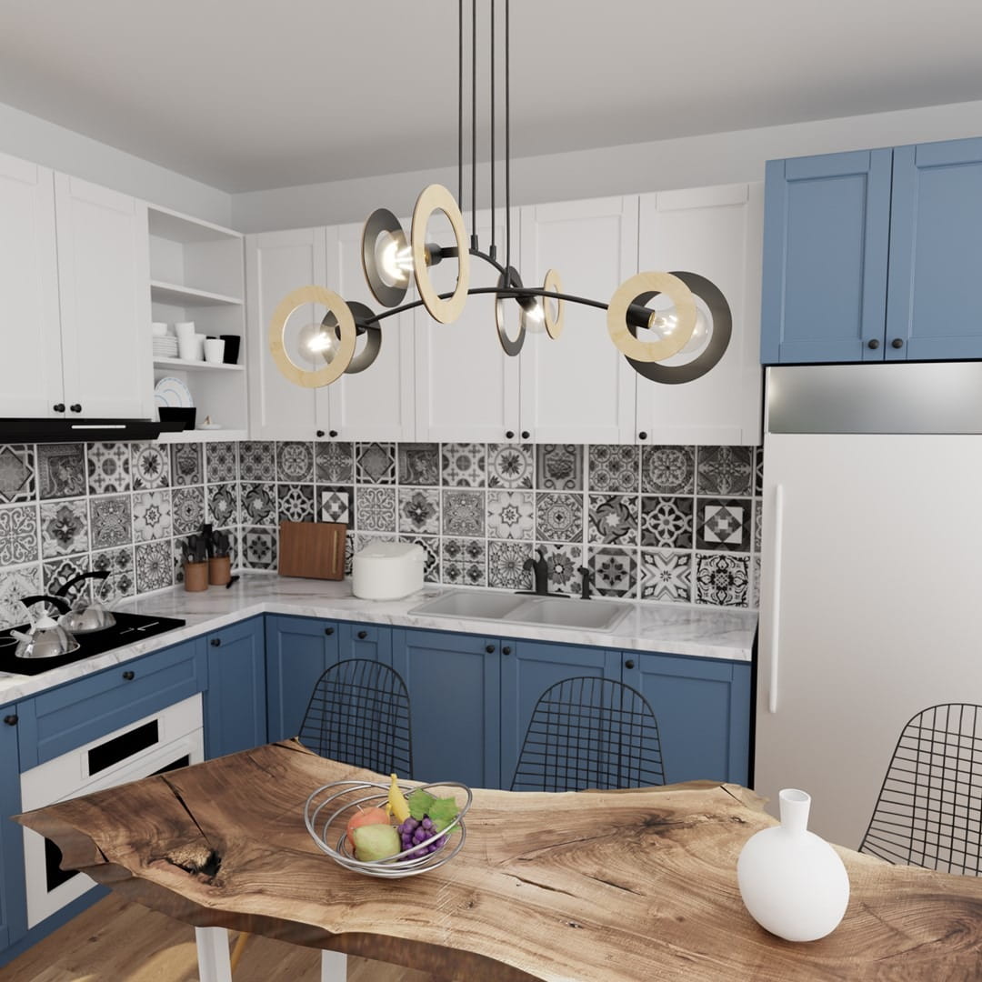 Lampa wisząca Skiva 4xE27 w kolorze czarnym z elementami jasnego drewna, zawieszona nad stołem w kuchni. Okrągłe klosze w różnych rozmiarach, na ciemnym tle szafek i wzorzystej kafelki. Ułożona równolegle do blatu stołu z naturalnego drewna.