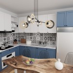 Lampa wisząca Skiva 4xE27 w kolorze czarnym z elementami jasnego drewna, zawieszona nad stołem w kuchni. Okrągłe klosze w różnych rozmiarach, na ciemnym tle szafek i wzorzystej kafelki. Ułożona równolegle do blatu stołu z naturalnego drewna.