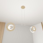 Lampa wisząca Skiva 2xE27 w kolorze białym i jasnego drewna. Posiada dwa okrągłe klosze na metalowej ramie, zawieszona na dwóch sznurach. Widoczny sufit z drewnianą osłoną oraz pionowa tekstura ściany w tle.