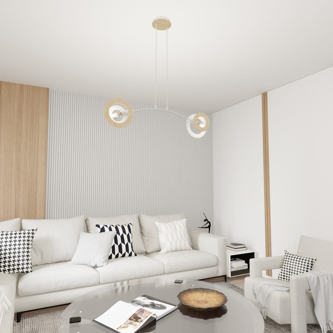 Lampa wisząca Skiva 2xE27 w kolorze białym z jasnym drewnem, z trzema okrągłymi kloszami. Zawieszona na cienkich linkach, umieszczona w nowoczesnym wnętrzu z jasnymi meblami i dekoracjami.