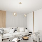 Lampa wisząca Skiva 2xE27 w kolorze białym z jasnym drewnem, z trzema okrągłymi kloszami. Zawieszona na cienkich linkach, umieszczona w nowoczesnym wnętrzu z jasnymi meblami i dekoracjami.