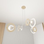 Lampa wisząca Skiva w kolorze białym i jasnego drewna, z czterema oprawami E27. Posiada okrągłe elementy w różnych rozmiarach, zawieszona na cienkich linkach, w nowoczesnym stylu. Umieszczona w prostym wnętrzu z jasnym tłem.