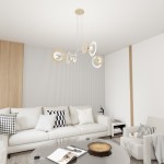Lampa wisząca Skiva z 4 gniazdami E27 w kolorze białym i jasnego drewna, z okrągłymi kloszami, zawieszona w nowoczesnym wnętrzu z jasnymi ścianami i meblami w neutralnych kolorach.