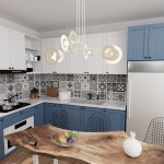Lampa wisząca Skiva z czterema oprawami E27 w kolorze białym i jasnego drewna, zawieszona nad drewnianym stołem w kuchni. Mieniące się okrągłe elementy lampy na tle płytek w odcieniach szarości i bieli.