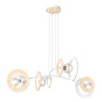 Lampa wisząca Skiva z czterema oprawami E27, w kolorze białym z jasnym drewnem. Posiada okrągłe elementy dekoracyjne, zawieszenie na trzech linkach, nowoczesny design, idealna do wnętrz. Ujęcie z boku, na białym tle.