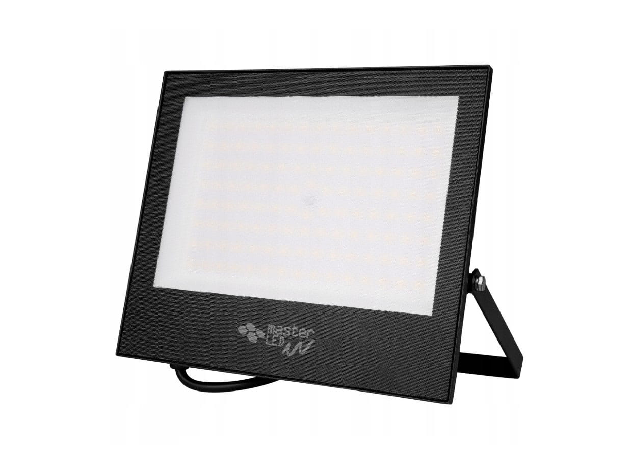 Naświetlacz LED 100W w kolorze czarnym, o wymiarach prostokątnych, z matową, białą osłoną. Posiada regulowany stojak do ustawienia pod kątem. Oferuje jasność 8000 lumenów, z klasą szczelności IP65, idealny do użytku na zewnątrz.