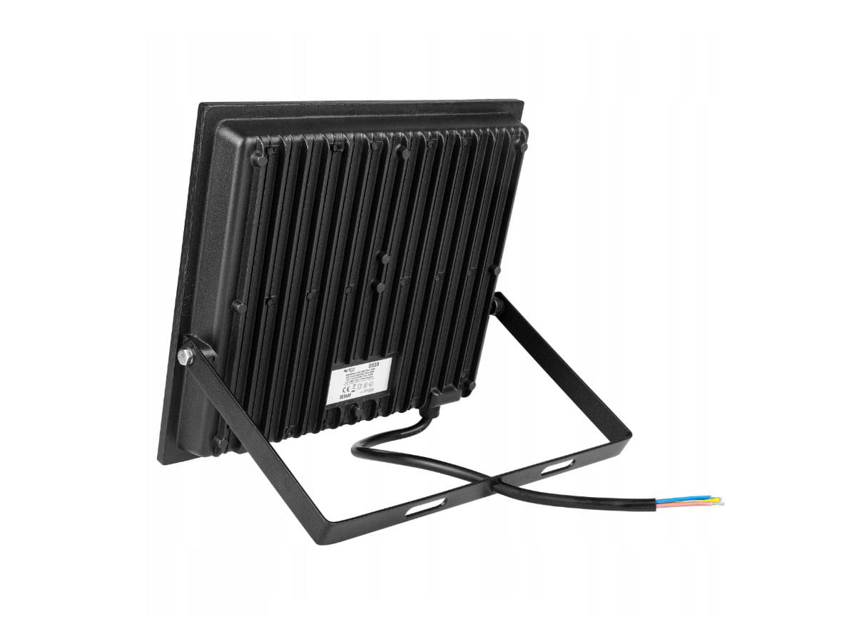 Naświetlacz LED 100W o mocy 8000 lm, z czarną obudową i żeberkową strukturą. Ustawiony pod kątem na solidnej podstawie, z widocznymi przewodami elektrycznymi. Odporny na warunki atmosferyczne, oznaczenie IP65.